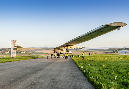<p>
Auf dem Militärflughafen von Payerne. 
</p>

<p>
Die Solar Impulse 2 hat den Hangar verlassen. Jetzt folgen umfangreiche Checks am Boden. Erst dann geht es gen Himmel.
</p>

<p>
</p> - © Foto: Solar Impulse/Revillard

