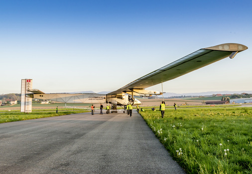 
Auf dem Militärflughafen von Payerne. 



Die Solar Impulse 2 hat den Hangar verlassen. Jetzt folgen umfangreiche Checks am Boden. Erst dann geht es gen Himmel.



