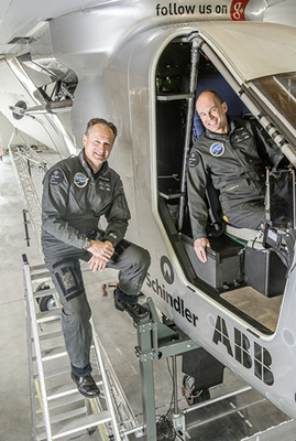 
Borschberg und Piccard (v.l.n.r.), kurz bevor das neue Flugzeug der Öffentlichkeit vorgestellt wird.



