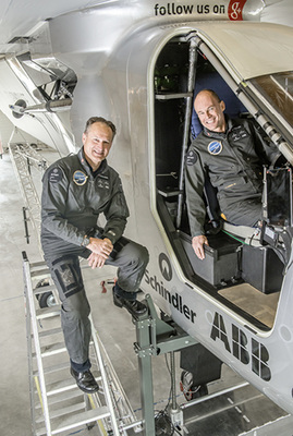 <p>
Borschberg und Piccard (v.l.n.r.), kurz bevor das neue Flugzeug der Öffentlichkeit vorgestellt wird.
</p>

<p>
</p> - © Foto: Solar Impulse/Revillard

