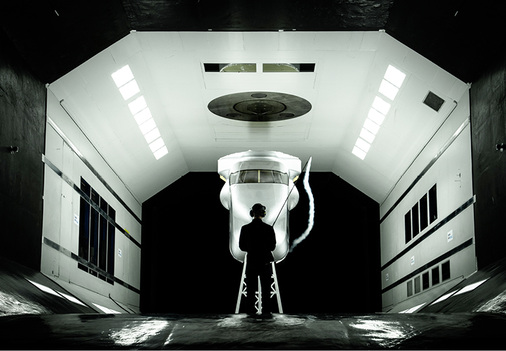 
Die Entwickler testen das Cockpit der Solar Impulse 2 auf sein Flugverhalten. Kein anderes Flugzeug in der Geschichte der Luftfahrt wurde bisher auf so sparsamen Energieverbrauch getrimmt.



