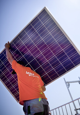 



Das Installationsunternehmen Energeticum bietet für Wechselrichter einen Austauschservice, der innerhalb von 48 Stunden dafür sorgt, dass der Solarstrom beim Kunden wieder im vollen Umfang fließen kann.
