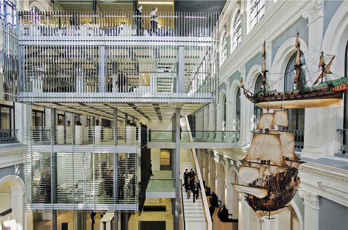 



Die Handelskammer Hamburg ist eines der ältesten klassizistischen Gebäude Hamburgs. Im seinem Inneren entstand ein Haus im Haus. In die ehemalige Börsenhalle wurden nachträglich Funktionsräume eingebaut.
