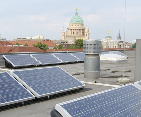 



Die IHK Potsdam hat auf dem Dach ihres Gebäudes eine Solaranlage installiert. Die symbolische Inbetriebnahme fand im Juli 2010 statt.
