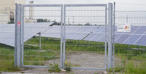 <p>
</p>

<p>
Hinter Gittern: Der Plan der CDU-CSU-SPD-Koalition wird nicht aufgehen. Die Photovoltaik lässt sich auch mit juristischen Mitteln nicht mehr vom Energiemarkt aussperren.
</p> - © Foto: Sven Ullrich

