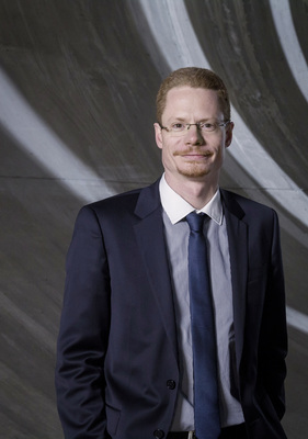 
Oliver Hummel



ist Vorstand der Naturstrom AG mit Sitz in Düsseldorf. Die Gesellschaft stützt sich auf ein Aktienkapital von rund zwölf Millionen Euro, circa 950 Aktionäre sind beteiligt. Das Unternehmen hat derzeit 170 Mitarbeiter und mehr als 240.000 Stromkunden. Als Anbieter von Ökostrom und Biogas betreibt Naturstrom kleinere Windparks mit insgesamt 14 Einzelanlagen, mehrere Photovoltaikanlagen auf Dächern, zwei Freiflächenanlagen und zwei Biomasseanlagen. Mehr als 230 Ökokraftwerke sind durch Mitwirkung von Naturstrom bereits ans Netz gegangen. Seit 1999 wird der Tarif Naturstrom jährlich mit dem Grüner Strom Label zertifiziert. Im vergangenen Jahr erhielt das Unternehmen den Europäischen Solarpreis.



