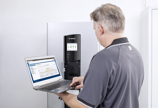 



Ein Installateur nimmt einen BPT-S 5 in Betrieb, den Hybridwechselrichter von Bosch. Ein leistungsfähiger Stromspeicher ist integriert.
