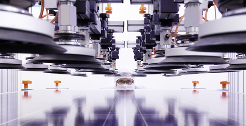 
Bei den Solarmodulen findet eine Diversifizierung der Produkte statt. Allerdings kann nur einen Massenmarkt adressieren, wer über moderne Fabriken verfügt. Und über das Kleingeld, um alte Linien zu modernisieren.



