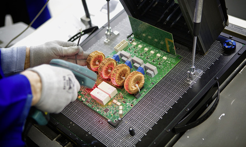 
Montage der Platinen bei Kostal in Hagen: Hohe Qualität und vielfältige Funktionen entscheiden über den Markterfolg der Solarwechselrichter – neben dem Preis.



