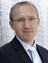 <p>
Martin Hackl
</p>

<p>
leitet die Sparte Solar Energy von Fronius International. Der Hersteller von Wechselrichtern, Batterietechnik und Schweißgeräten hat seinen Sitz in Wels. Das Werk für Solarwechselrichter befindet sich in Sattledt.
</p>

<p>
</p> - © Foto: Fronius

