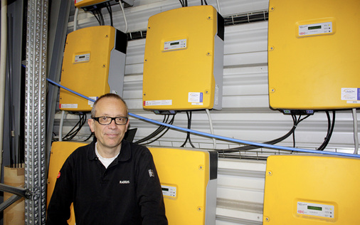 
Der Designer Michael Rösing leitet die Firma Radius Einrichtungshaus in Brühl. Auf dem Tonnendach seiner Fabrikhalle hat er mit Priogo eine zweite Photovoltaikanlage aufgebaut: für die Selbstversorgung mit Sonnenstrom.
