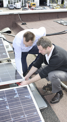 



David Muggli, Chef von Priogo, und Antonius Quodt auf dem Lightlife-Firmendach in Köln-Longerich.
