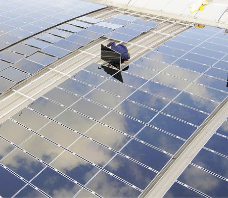 



Aufbau des Dachgenerators auf der Halle der Radius Einrichtungshaus GmbH vor einigen Jahren. Damals wurden Dünnschichtmodule installiert. Nun kommen kristalline Paneele hinzu, um die Stromkosten zu senken.
