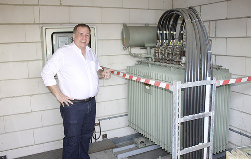 
Firmenchef Robert Schulze will mehr Sonnenstrom selbst nutzen. Der alte Mittelspannungstrafo wird erneuert.



