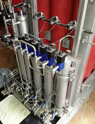 



Diese Kaskade von Hydraulikkolben setzt die Druckluft in hydraulischen Druck um. Damit wird ein hydraulischer Motor betrieben, der wiederum den Generator treibt. So wird erneut Strom bereitgestellt.
