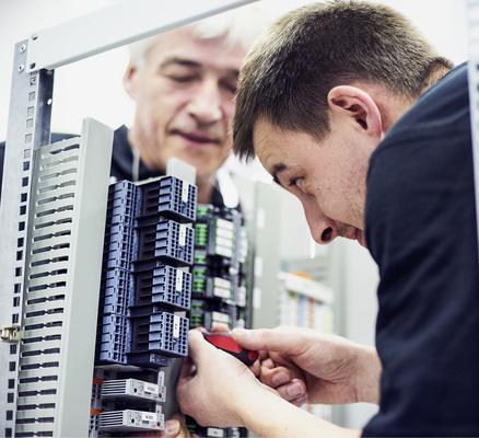 



Ein Techniker des Herstellers ASD Sonnenspeicher bei der Montage eines Speicherakkus in Umkirch bei Freiburg.
