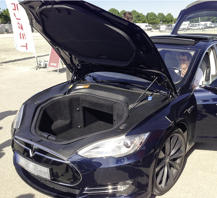 
Der Tesla auf dem Freigelände der Intersolar in München erwies sich als Publikumsmagnet. Er ist mittlerweile auch im Leasing erhältlich.



