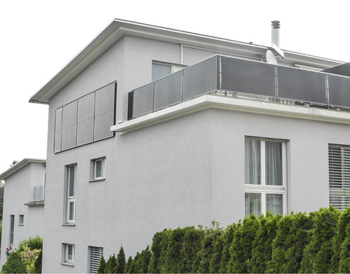 
Neben der Dachanlage hat Peter Furter einen String mit Modulen am Balkon und derFassade an den Wechselrichter angeschlossen.



