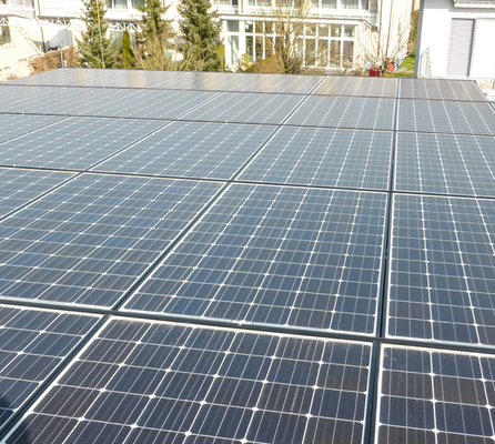 
Drei Strings auf dem Dach von Furters Wohnhaus liefern fast acht Kilowatt.



