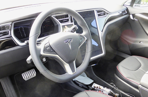 <p>
Blick ins Cockpit des Tesla, der hohes Drehmoment mit ansprechender Optik undergonomischem Komfort vereint.
</p>

<p>
</p> - © Foto: Furter

