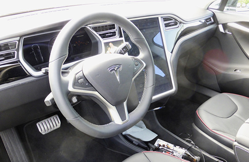 
Blick ins Cockpit des Tesla, der hohes Drehmoment mit ansprechender Optik undergonomischem Komfort vereint.



