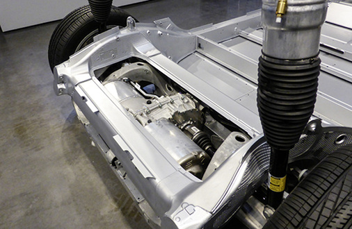 <p>
Antriebssystem des Tesla: Es liegt unter den Kofferräumen, deshalb hat das Fahrzeug ungewöhnlich viel Stauraum.
</p>

<p>
</p> - © Foto: Furter

