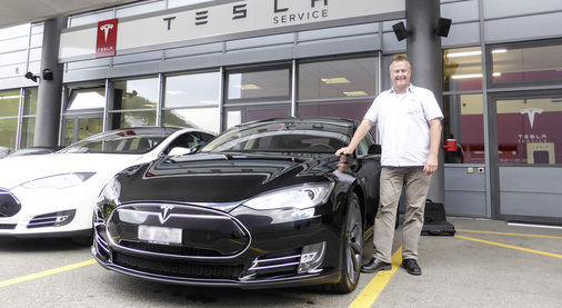 <p>
Peter Furter vor seinem Tesla, den er als Überzeugungstäter für die Energiewende angeschafft hat. Er hat die Wirtschaftlichkeit der Limousine genau durchgerechnet.
</p>

<p>
</p> - © Foto: Furter


