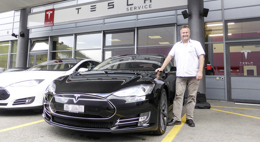 
Peter Furter vor seinem Tesla, den er als Überzeugungstäter für die Energiewende angeschafft hat. Er hat die Wirtschaftlichkeit der Limousine genau durchgerechnet.




