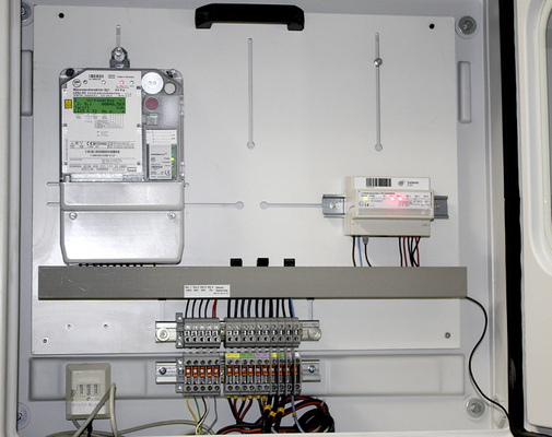 <p>
Links: Dieser Zähler meldet die Verbrauchswerte zur resultierenden Lastgangmessung (RLM) alle 15 Minuten an den Energieversorger. Rechts erkennt man das Funkmodul (GSM) zur Übermittlung der Daten.
</p>

<p>
</p> - © Foto: HS

