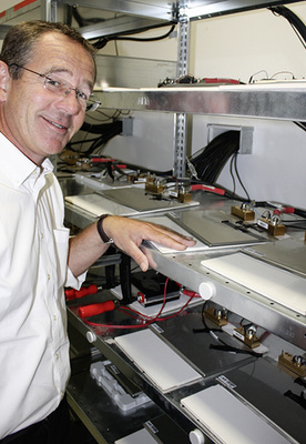 
Andreas Gutsch demonstriert die Lithiumzellenim Versuchslabor am KIT.



