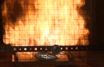 <p>
</p>

<p>
Aus dem Video der Brandtests: Die Überladung dieserLithiumzelle (20 Amperestunden) führte zur Explosion.
</p> - © Screemshot: KIT

