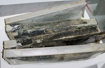 



Überreste von verbrannten Lithiumzellen: Sie wurdenbei den Versuchen am KIT schwer beschädigt.
