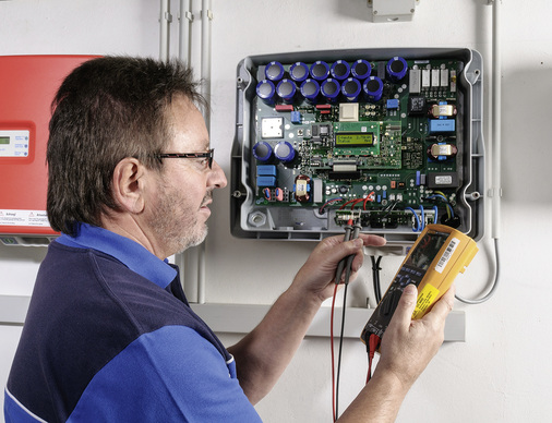 
Um einen sicheren Speicherbetrieb zu gewährleisten, prüft der TÜV Rheinland beispielsweise auch den Wechselrichter.



