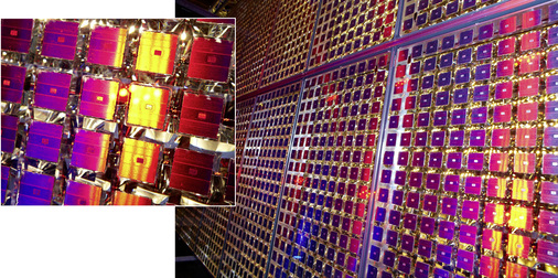 
Solche Fresnellinsen bündeln dasSonnenlicht. Mit 500-facherKonzentration fällt es auf diekleinen Solarzellen.



