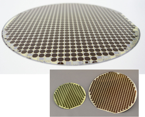
Wafer für Stapelzellen aus Germanium, Gallium und Indiumphosphid: Sie setzen das gebündelte Sonnenlicht inelektrische Energie um.



