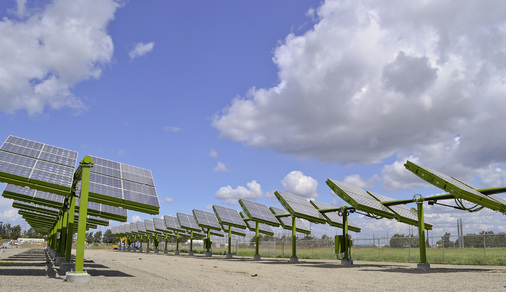 
Eigenwillige Architektur der Nachführsysteme, wie sie von der Firma Greenvolts aus den USA verwendet wird: Ein zentraler Stellmotor treibt eine ganze Modulreihe an.



