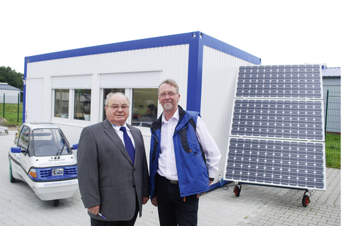 



Günter Mossau (links) und Entwicklungschef Helmut Janßen vor dem Container, der als Modell des ernergieautarken Hauses dient.
