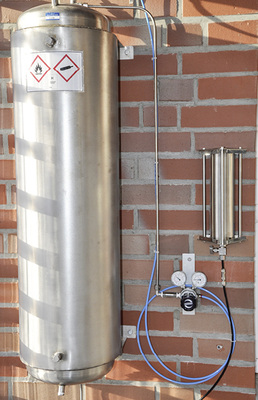 <p>
</p>

<p>
In diesem speziellen Tank kann der Wasserstoff über Wochen hinweg gespeichert werden. Der Sicherheitsbehälter wird an der Wand hängend installiert.
</p> - © Foto: Mossau Energy

