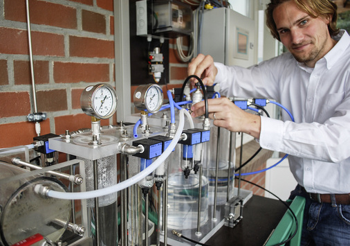 <p>
</p>

<p>
Im firmeneigenen Labor demonstriert der Ingenieur Alexander Koch, wie der Elektrolyseur funktioniert.
</p> - © Foto: Ostfriesland Magazin

