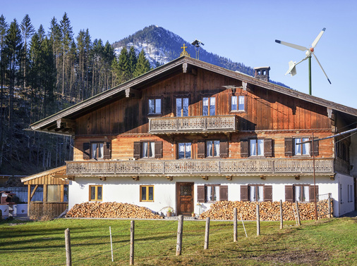 <p>
Holz vor der Hütte, die Kleinwindmühle hinterm Haus. Unsere Fotomontage zeigt, wie es in Bayern aussehen könnte.
</p>

<p>
</p> - © Foto: iStock / xyno / Carmen

