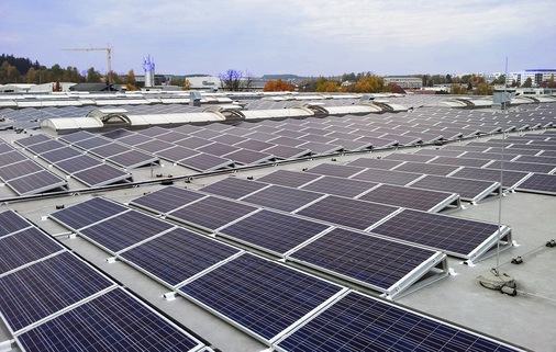 



Die anteilige EEG-Umlage von 30 Prozent für den Eigenverbrauch bedeutet rund zwei Cent je Kilowattstunde.Das wird den Photovoltaikmarkt nicht ausbremsen. Nur Mieter müssen blechen: mit der vollen Umlage.
