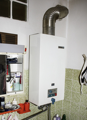 
Dieses Gasgerät im Bad erzeugt warmes Wasser. Eserhöht zugleich den Heizwärmebedarf, weil die Frischluft für den Brenner das Bad auskühlt. Wird nichtgelüftet, sinkt die Qualität der Raumluft.



