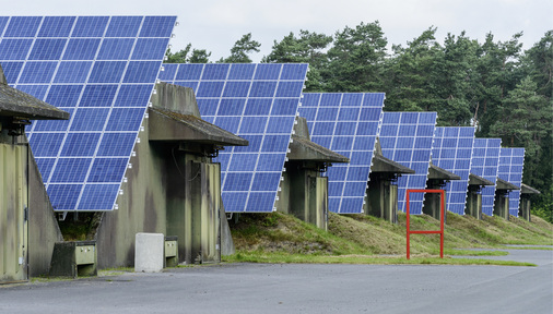 <p>
</p>

<p>
Bis vor wenigen Jahren lagerte in den Bunkern Munition unter anderem aus den Beständen der NVA. Jetzt dienen sie als Aufständerung für die Solarmodule.
</p> - © Foto: Ulrich Gunka

