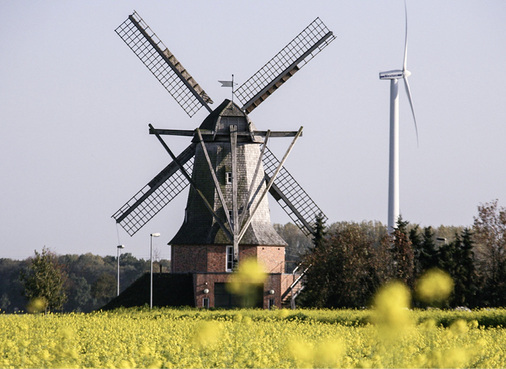 <p>
Die Windkraft hat lange Tradition in der Region. Die alte Windmühle beherbergt jetzt die Feuerwehr. Daneben steht eine modere Windkraftanlage.
</p>

<p>
</p> - © Foto: Gemeinde Saerbeck

