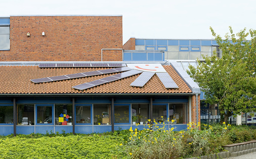 <p>
Die Saerbecker haben die Energiewende nicht vor den Toren der Stadt gelassen. Viele Häuser im Ort sind mit Solaranlagen bestückt. Für die Anlage auf dem Dach der Gesamtschule haben die Planer Kreativität bewiesen. 
</p>

<p>
</p> - © Foto: Gemeinde Saerbeck

