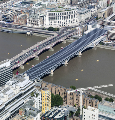 



Die Bahnbrücke von Blackfriars in London erhielt zu Jahresbeginn ein Photovoltaikdach aus kristallinen HIT-Modulen von Panasonic. Die Anlage leistet 1,1 Megawatt.
