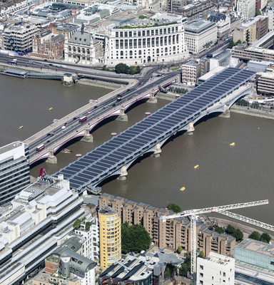 <p>
</p>

<p>
Die Bahnbrücke von Blackfriars in London erhielt zu Jahresbeginn ein Photovoltaikdach aus kristallinen HIT-Modulen von Panasonic. Die Anlage leistet 1,1 Megawatt.
</p> - © Foto: Panasonic

