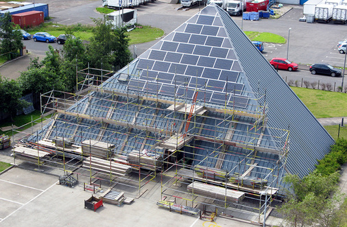 
Diese Solarpyramide im schottischen Loanhead wurde vom britischen Projektierer SRT errichtet: mit Montagetechnik von Renusol aus Köln, Solarmodulen von Jetion und Wechselrichtern von Danfoss. Sie leistet 48 Kilowatt.



