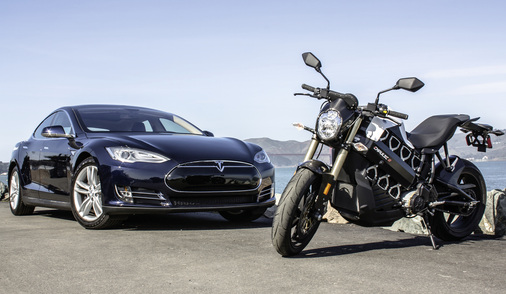 
Teslas Model S hat es gezeigt: Elektrofahrzeuge können heute genauso sportlich sein wie Benziner. Auch bei den Zweirädern hat sich viel getan. Neue E-Motorräder wie die Brammo Empulse lassen beim Beschleunigen die Spritschlucker hinter sich. Und das ist wörtlich zu nehmen. 



