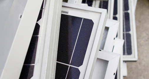 



Nach mehr als 20 Jahren erfolgreicher Aufbauarbeit muss die Solarbranche nun ein weiteres Problem lösen: die Rücknahme und Entsorgung der ausgedienten Paneele. Für die Endkunden dürfen keine Kosten entstehen.
